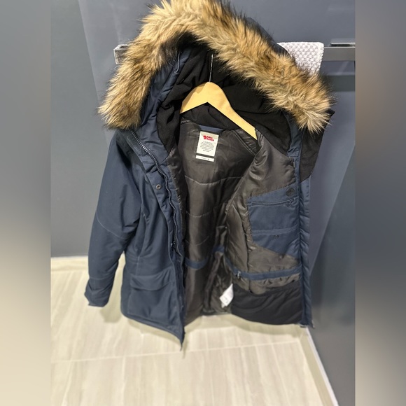 Fjallraven
Women's Nuuk Parka (navy) MEDIUM. - Picture 2 of 6